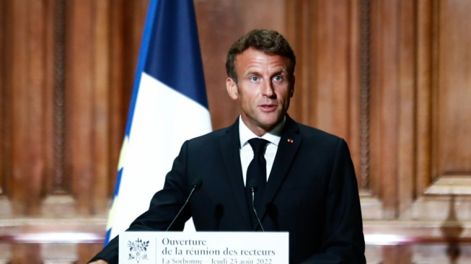 Aucun enseignant ne d&eacute;butera sa carri&egrave;re sous 2.000 euros nets mensuels, promet Macron