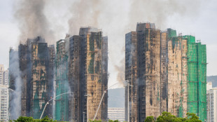 Hong Kong, incendio ancora attivo a 20 ore dal primo allarme