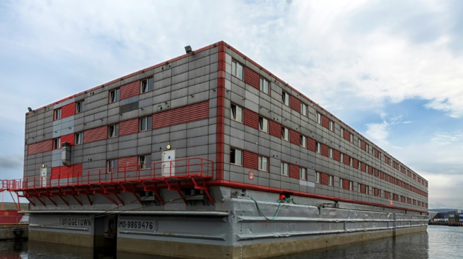 Reino Unido alojar&aacute; mais solicitantes de asilo em barca&ccedil;as