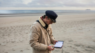 Sur les plages de la mer du Nord, des objets abandonn&eacute;s racontent des vies de migrants