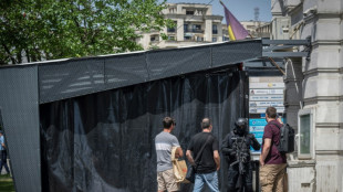 Un hombre lanza un c&oacute;ctel molotov contra la embajada israel&iacute; en Ruman&iacute;a