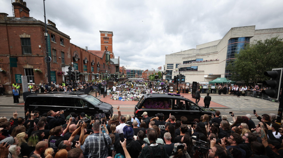 Birmingham saluta Ozzy Osbourne, in migliaia al corteo funebre