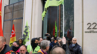 Retraites: des gr&eacute;vistes envahissent quelques minutes le si&egrave;ge de LVMH &agrave; Paris