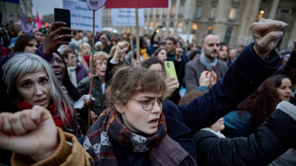 Estudante que tirou a roupa foi levada para 'centro de atendimento especializado' (embaixada do Ir&atilde;)