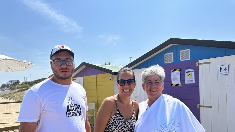 La 'spiaggia abile', anche operatore sanitario e interprete Lis