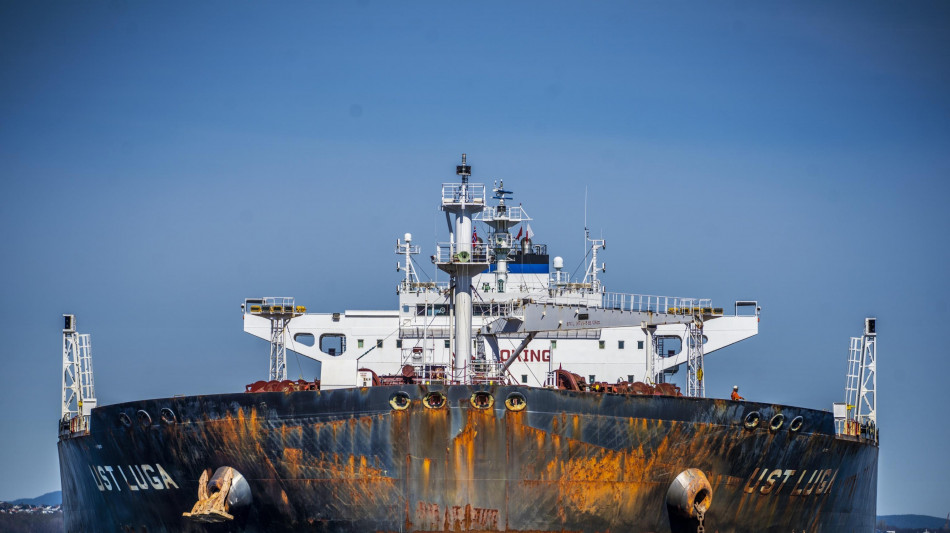 Media, esplosioni su una petroliera in un porto russo