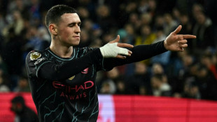 City goleia na visita ao Brighton (4-0) e fica a um ponto do l&iacute;der Arsenal