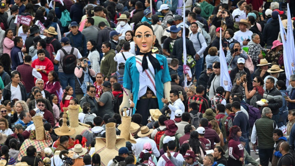 Milhares comemoram nas ruas a chegada de Sheinbaum &agrave; Presid&ecirc;ncia do M&eacute;xico