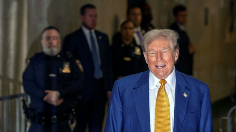 Au proc&egrave;s Trump, la d&eacute;fense tente de discr&eacute;diter l'avocat de Stormy Daniels