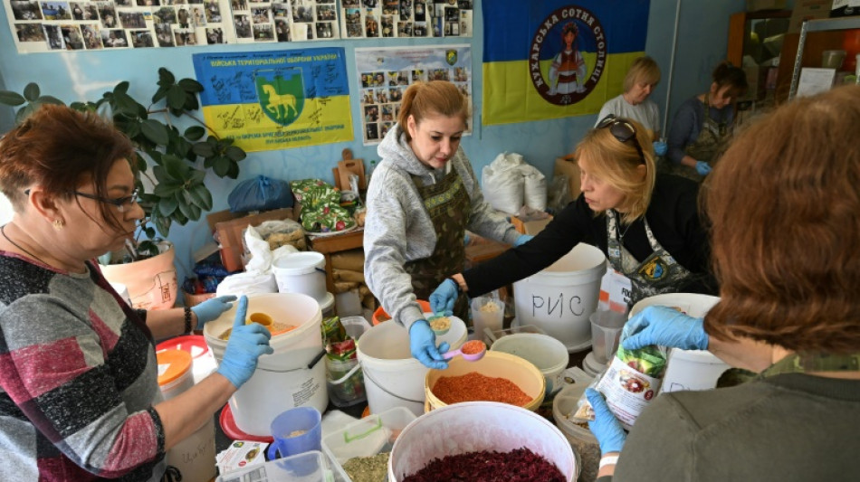 Voluntarios empaquetan ingredientes de una tradicional sopa ucraniana para los soldados