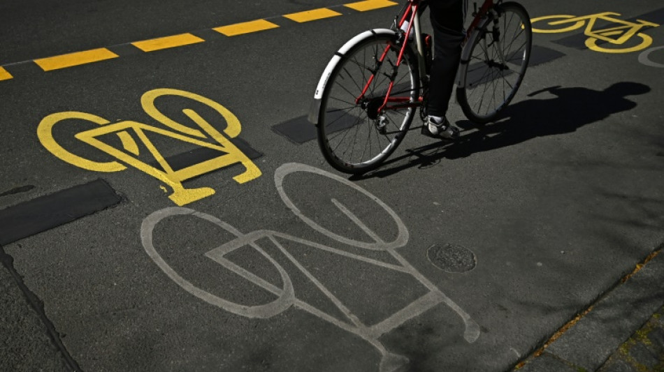 Illegal Fahrradstreifen auf Stra&szlig;e gemalt: Bremer Polizei nimmt zwei M&auml;nner fest