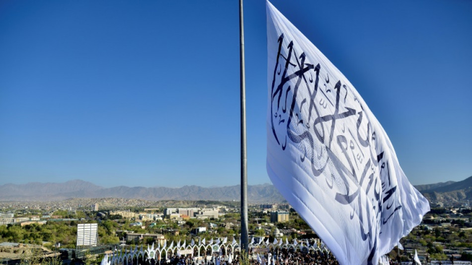 Les talibans hissent un immense drapeau de leur mouvement &agrave; Kaboul
