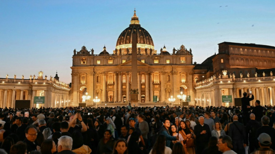 Des milliers de fid&egrave;les place Saint-Pierre avant les fun&eacute;railles du pape