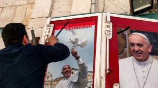 Estupor e devo&ccedil;&atilde;o na Pra&ccedil;a de S&atilde;o Pedro: 'um grande papa' se foi
