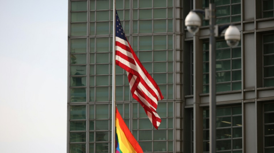 Ley de presupuesto proh&iacute;be izar la bandera LGBT en embajadas de EEUU