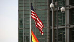 Ley de presupuesto proh&iacute;be izar la bandera LGBT en embajadas de EEUU
