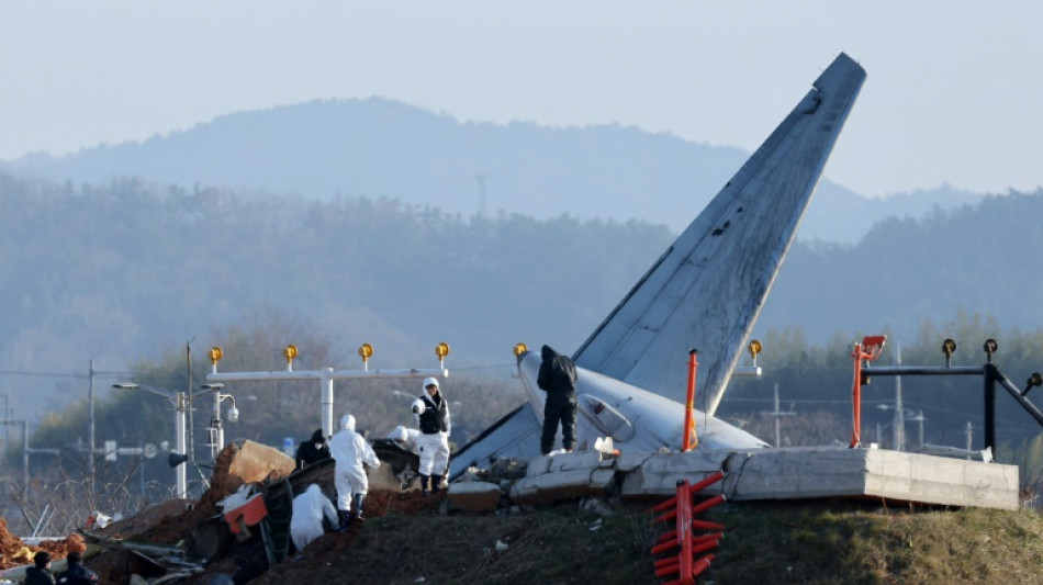 Pol&iacute;cia sul-coreana revista aeroporto e escrit&oacute;rios da Jeju Air ap&oacute;s acidente com avi&atilde;o