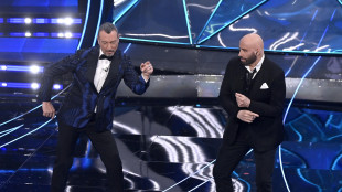 Agcom, a Sanremo 2024 pubblicit&agrave; occulta scarpe Travolta