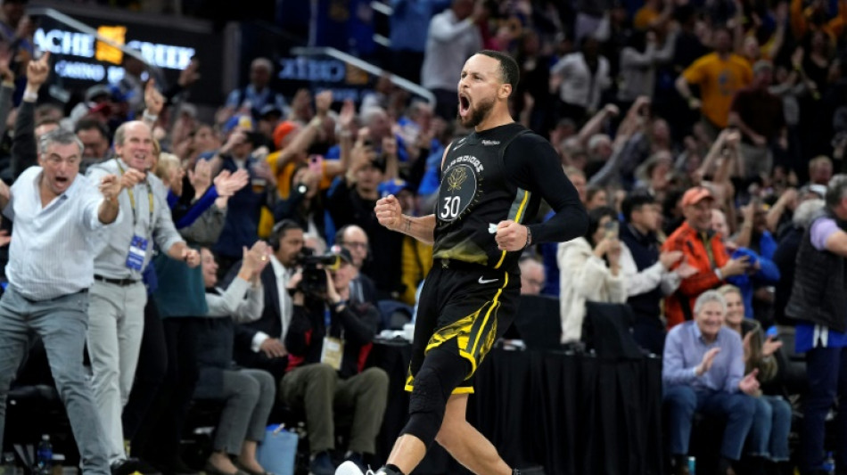 Curry's late heroics lift Warriors over Giannis-less Bucks