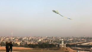Los ni&ntilde;os palestinos de Rafah juegan a encumbrar cometas al otro lado de la frontera