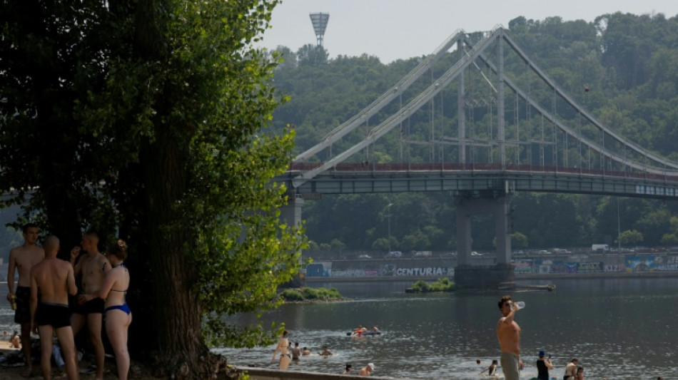 Para escapar del calor y olvidar la guerra, los habitantes de Kiev buscan refugio en la playa