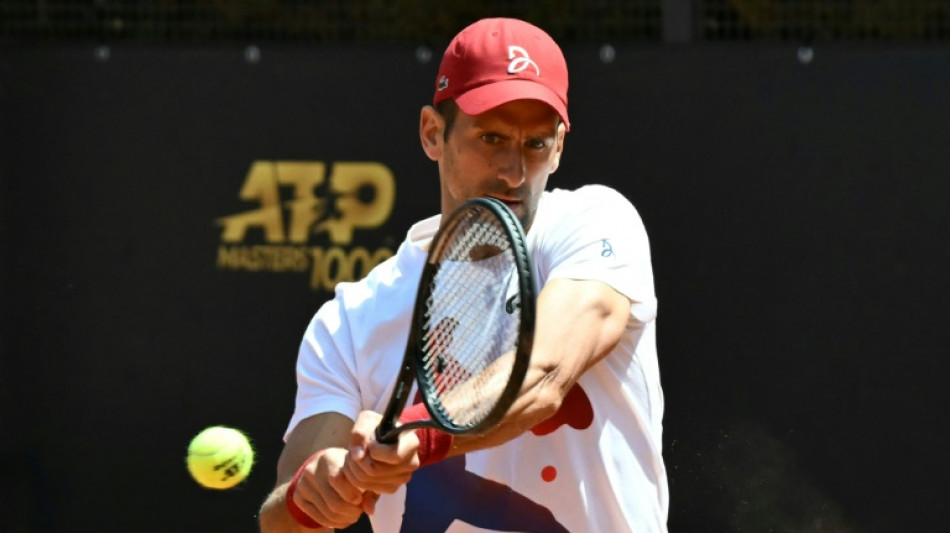 Rome: Djokovic, casqu&eacute;, plaisante de sa m&eacute;saventure 
