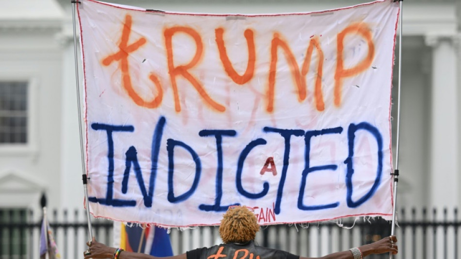 Trump se encontra com apoiadores ap&oacute;s acusa&ccedil;&atilde;o explosiva na Justi&ccedil;a dos EUA