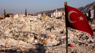 Rescatan bajo los escombros a otros tres supervivientes del sismo en Turqu&iacute;a