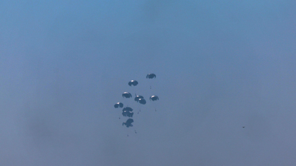 Aerei Giordania-Emirati sganciano 25 tonnellate di aiuti su Gaza