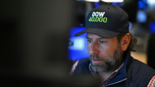 Wall Street, en l&eacute;ger retrait, reprend son souffle apr&egrave;s des records