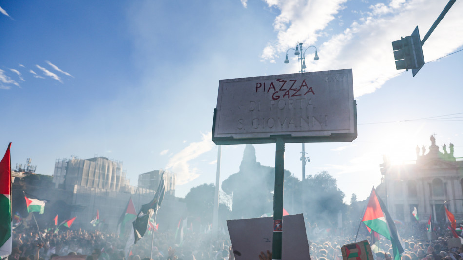 Scontri durante il corteo a Roma, idranti in azione