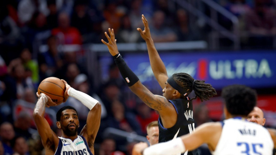 NBA: Irving r&eacute;ussit ses d&eacute;buts avec les Mavs, Brown se blesse avec les Celtics