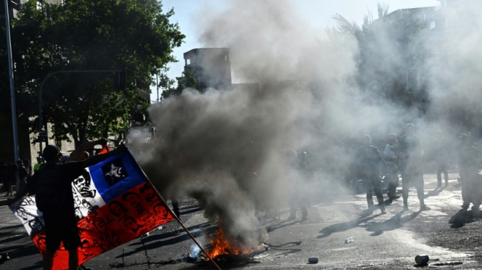 Centenas marcham no Chile para marcar 5 anos de 'explos&atilde;o social'