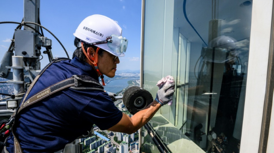 A S&eacute;oul, un laveur de vitres du plus grand gratte-ciel de Cor&eacute;e affronte quotidiennement sa peur du vide
