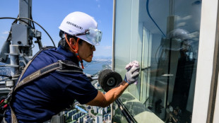 A S&eacute;oul, un laveur de vitres du plus grand gratte-ciel de Cor&eacute;e affronte quotidiennement sa peur du vide