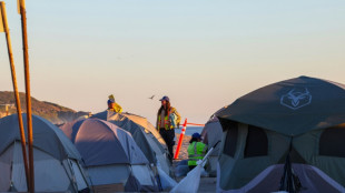 Una ciudad para miles de bomberos se levanta en playa de Malib&uacute;