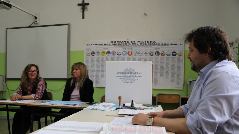 Affluenza ancora in calo, alle 19 ha votato il 33,48%