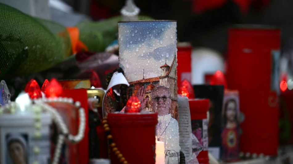 Francisco, hospitalizado, cumple 12 a&ntilde;os como papa con un futuro incierto