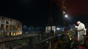 Papst betet bei Karfreitags-Zeremonie in Rom f&uuml;r den Frieden