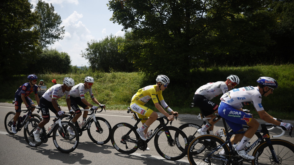 Tour: Pogacar arriva in giallo a Parigi, Milan in verde