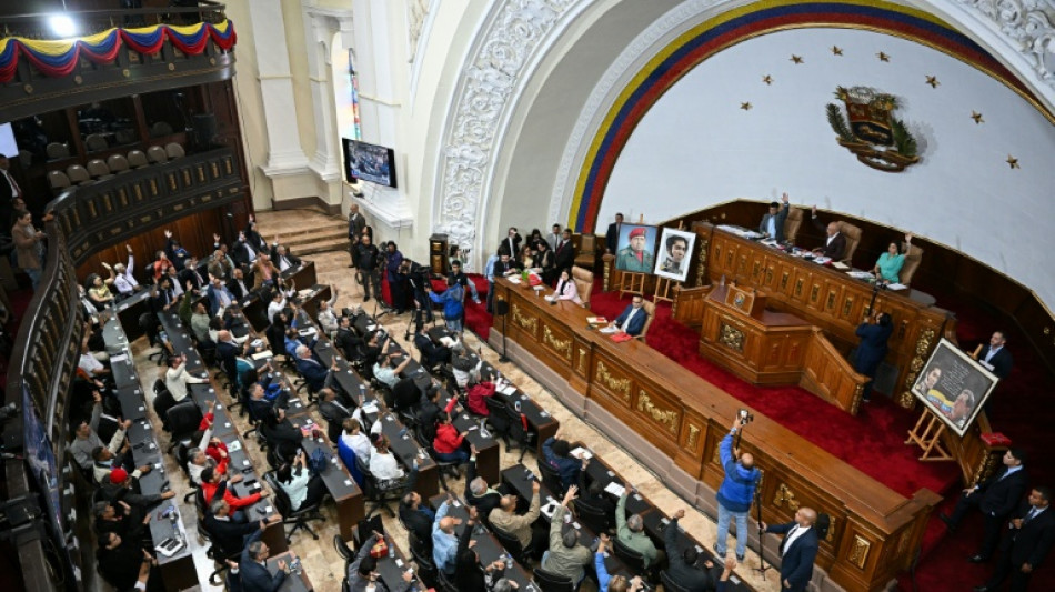 Presidente interina da Venezuela presta juramento entre promessas de resgate de Maduro