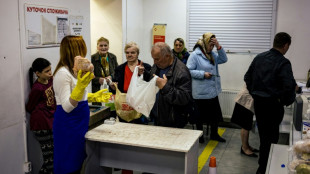 Musique techno &agrave; fond sous les bombes : les livreurs fous de Kharkiv