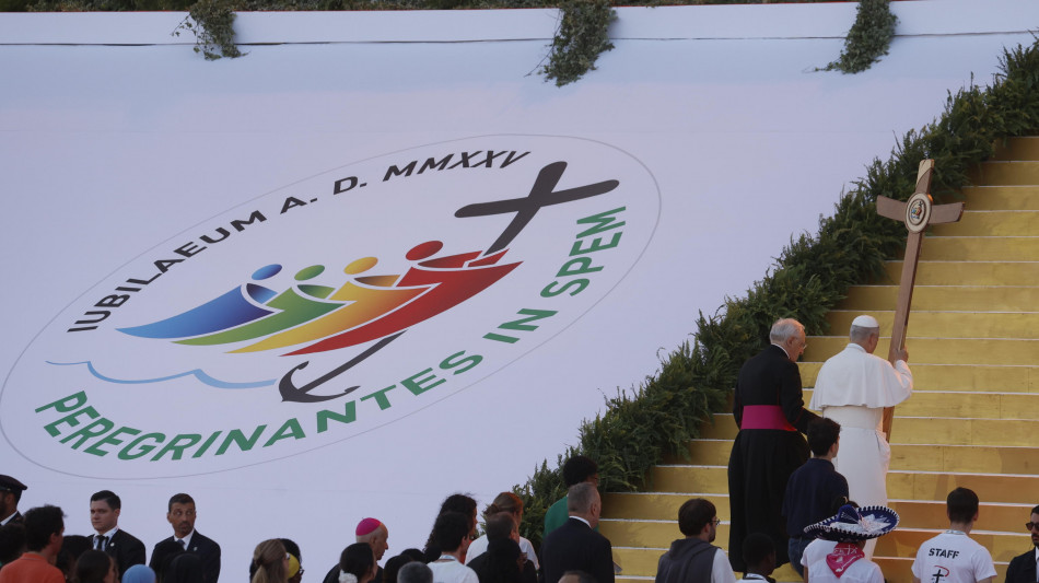 Il Papa ai giovani, "costruite un mondo pi&ugrave; umano"