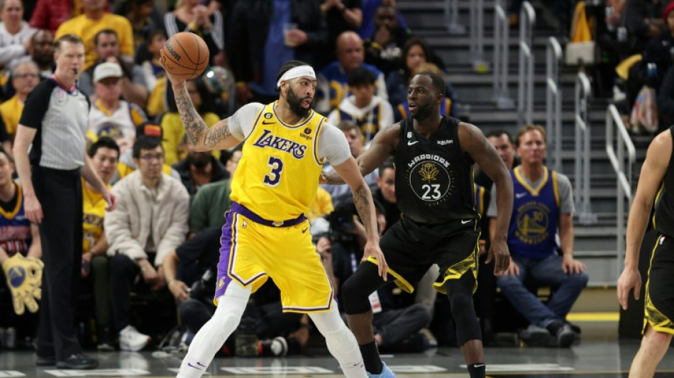Davis, Lakers hold off Warriors to win opener
