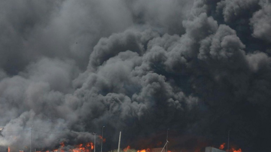 Iran: un grand port toujours en feu deux jours apr&egrave;s une explosion, le bilan monte &agrave; 46 morts
