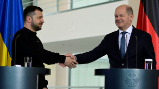 Zelensky se re&uacute;ne com Macron na Fran&ccedil;a ap&oacute;s ser condecorado pela UE na Alemanha