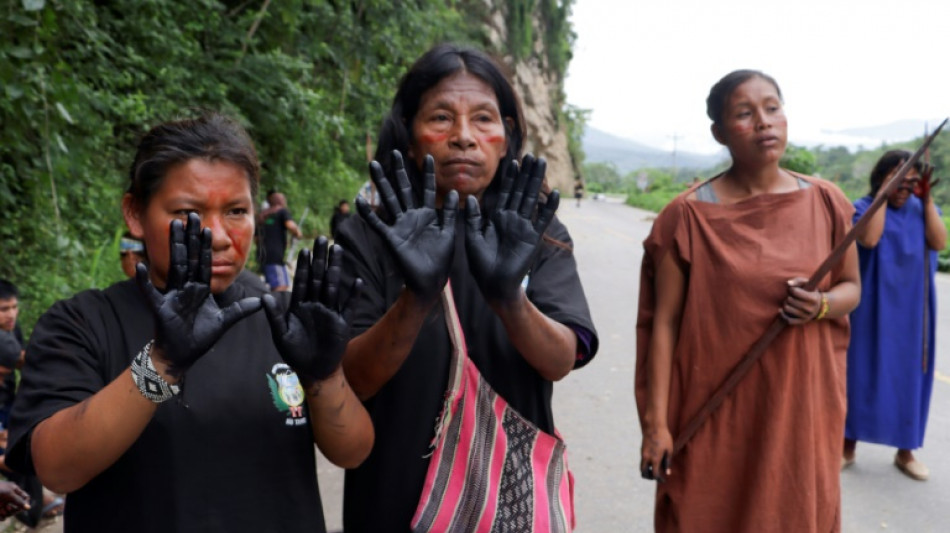 Ind&iacute;genas armados bloquean una ruta en la Amazon&iacute;a peruana por el asesinato de su l&iacute;der