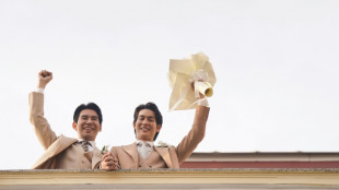 Centenas de casais do mesmo sexo celebram uni&atilde;o com entrada em vigor de lei na Tail&acirc;ndia