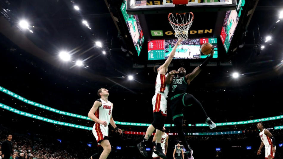 NBA: Boston passe en demie, les Clippers humili&eacute;s