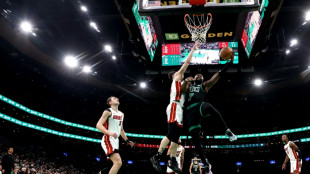 NBA: Boston passe en demie, les Clippers humili&eacute;s